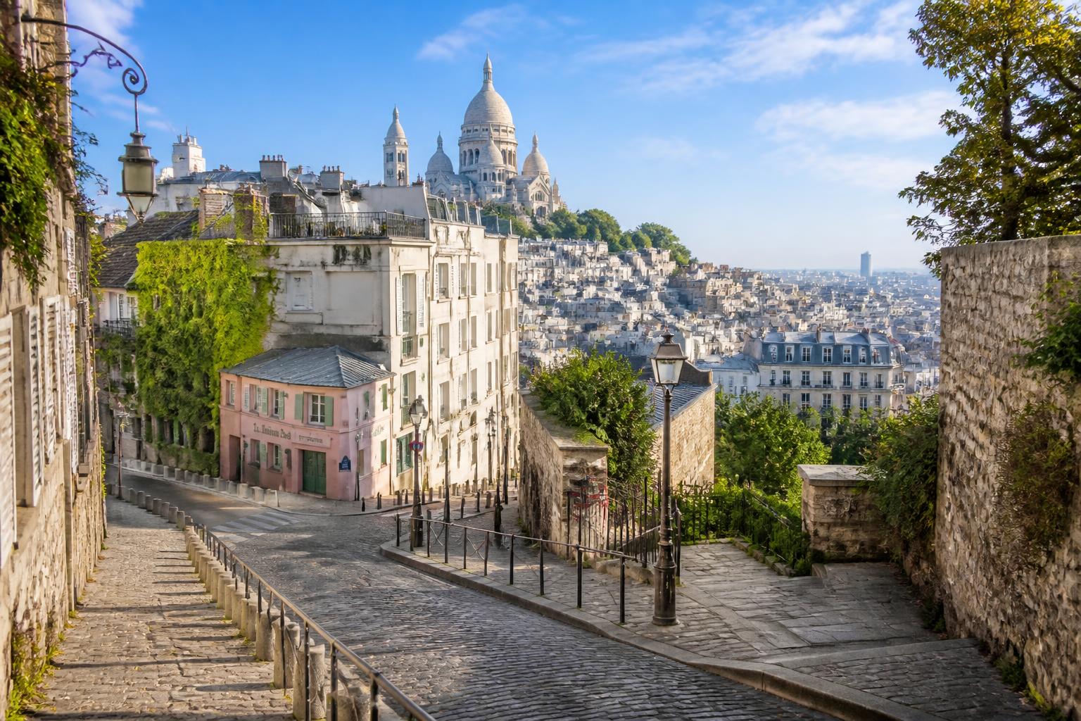 découvrez le quartier emblématique de montmartre à paris, ses rues pittoresques, son histoire riche et son ambiance artistique unique.