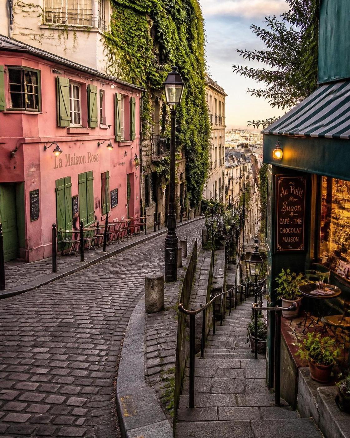 explorez le quartier emblématique de montmartre à paris, découvrez son histoire, ses monuments célèbres et son ambiance unique.