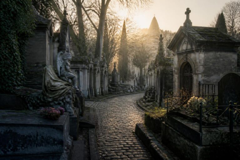 explorez l'histoire fascinante et les mystères cachés du cimetière du montmartre, un lieu riche en patrimoine et anecdotes surprenantes.