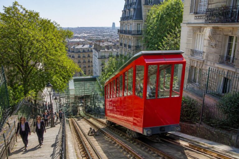 découvrez tout ce qu'il faut savoir sur le funiculaire de montmartre, ce moyen de transport emblématique qui relie la rue de la croix-nivert au sommet de la butte, offrant une vue imprenable sur paris.