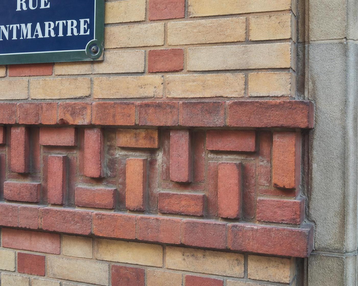 découvrez tout ce qu'il faut savoir sur la brique machine au 2 rue montmartre à paris : histoire, caractéristiques et utilisation dans la construction traditionnelle.