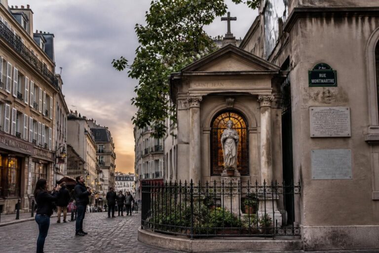explorez l'histoire et les curiosités du sacré rue montmartre à paris, un voyage fascinant au cœur d'un quartier riche en patrimoine religieux et culturel.