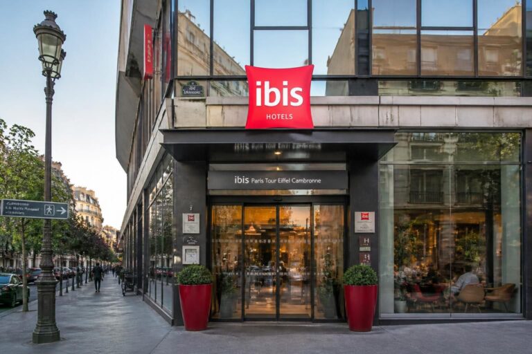 découvrez ibis paris, où confort moderne et excellent rapport qualité-prix vous attendent en plein cœur de la capitale, pour un séjour agréable et pratique.