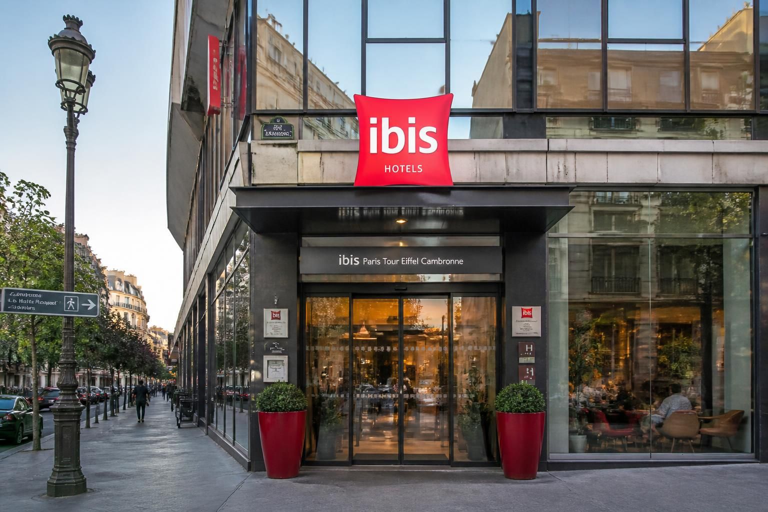 découvrez ibis paris, où confort moderne et excellent rapport qualité-prix vous attendent en plein cœur de la capitale, pour un séjour agréable et pratique.