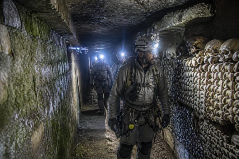 explorez les mystères des catacombes de paris en 2026 et plongez dans un voyage unique à travers l'histoire souterraine fascinante de la capitale française.