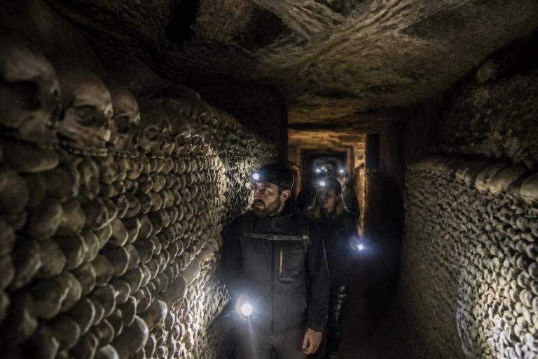 plongez dans l'univers fascinant des catacombes de paris en 2026 et explorez leurs mystères cachés, entre histoire et aventures souterraines.