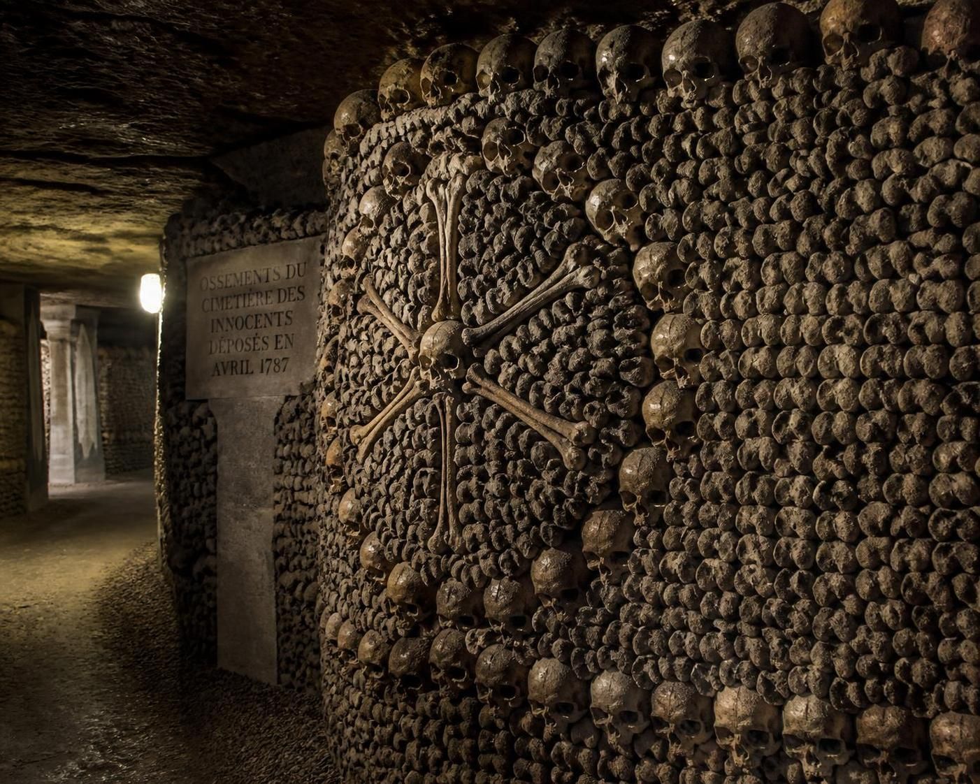 découvrez les mystères des catacombes de paris, plongez dans leur histoire fascinante et explorez les secrets cachés sous la ville lumière.