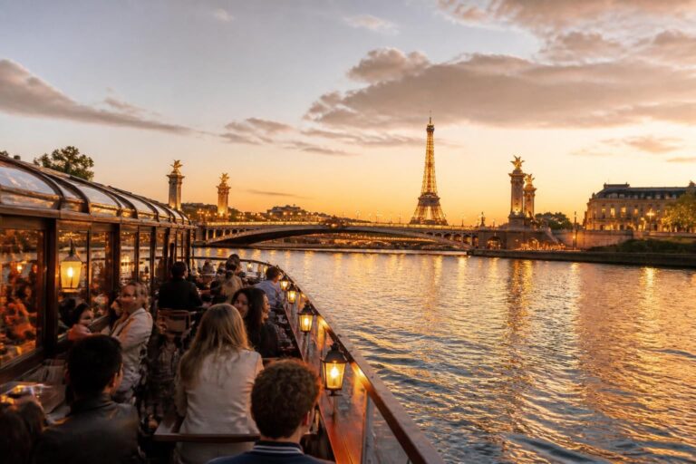 profitez d'une balade en bateau mouche à paris pour découvrir la ville lumière autrement, entre monuments emblématiques et ambiance romantique sur la seine.